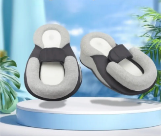 Baby anti-spuug kussen voor veilig voeden en minder reflux. Zacht, ergonomisch en ideaal voor pasgeborenen perfect voor ontspanning binnenshuis of op reis.
Bestel nu bij Simplifylux!

Comfortable gray and black slip-on slippers with soft padding, perfect for indoor relaxation or travel.